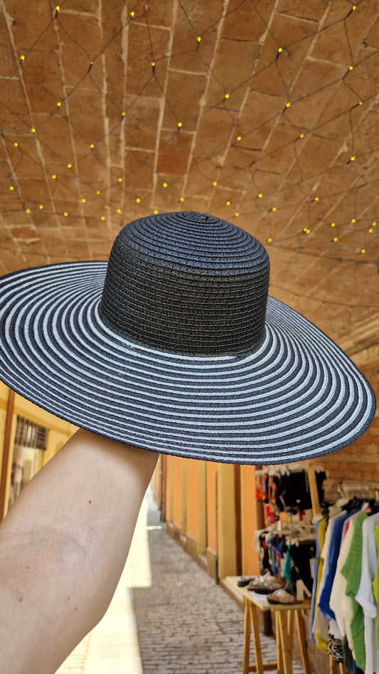 Cappello in paglia a falda larga