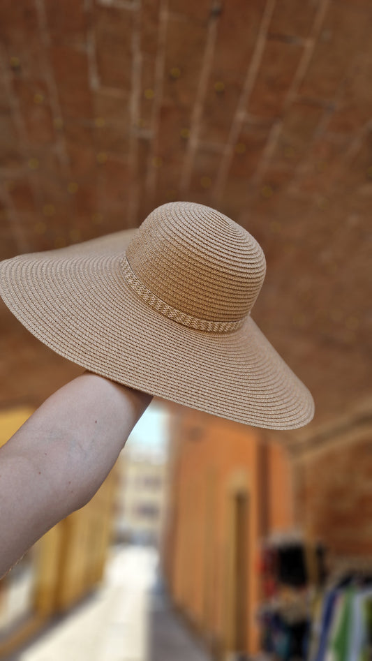 Cappello in paglia a falda larga