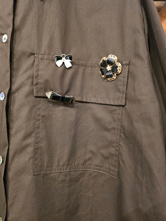 Camicia marrone Oversize con spille