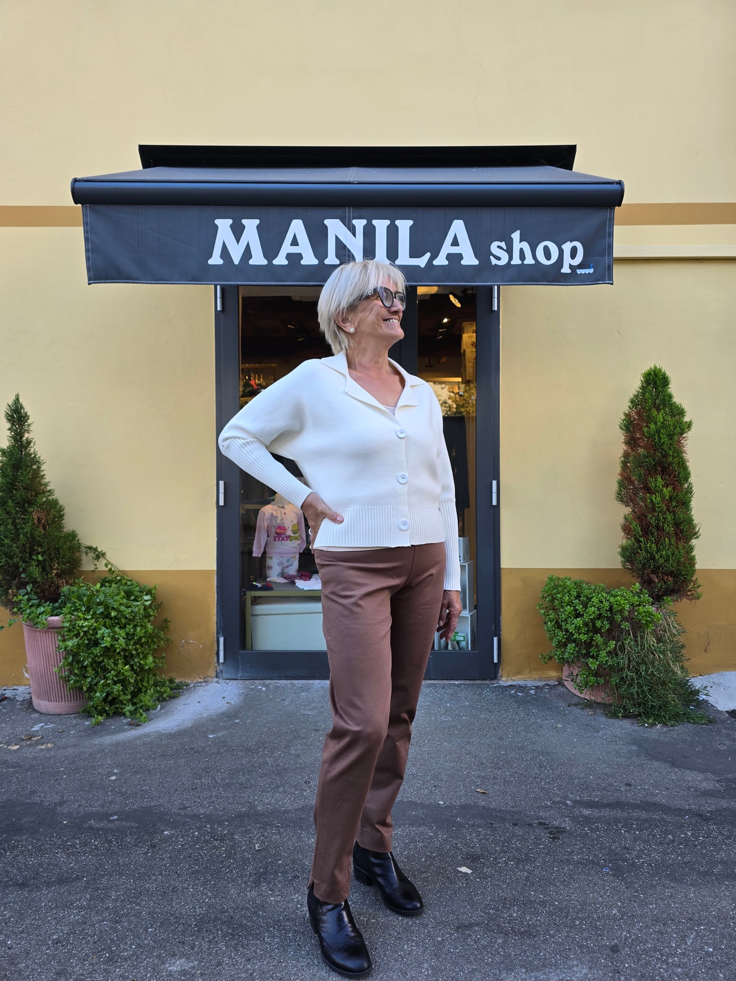 Pantalone lungo con elastico in vita