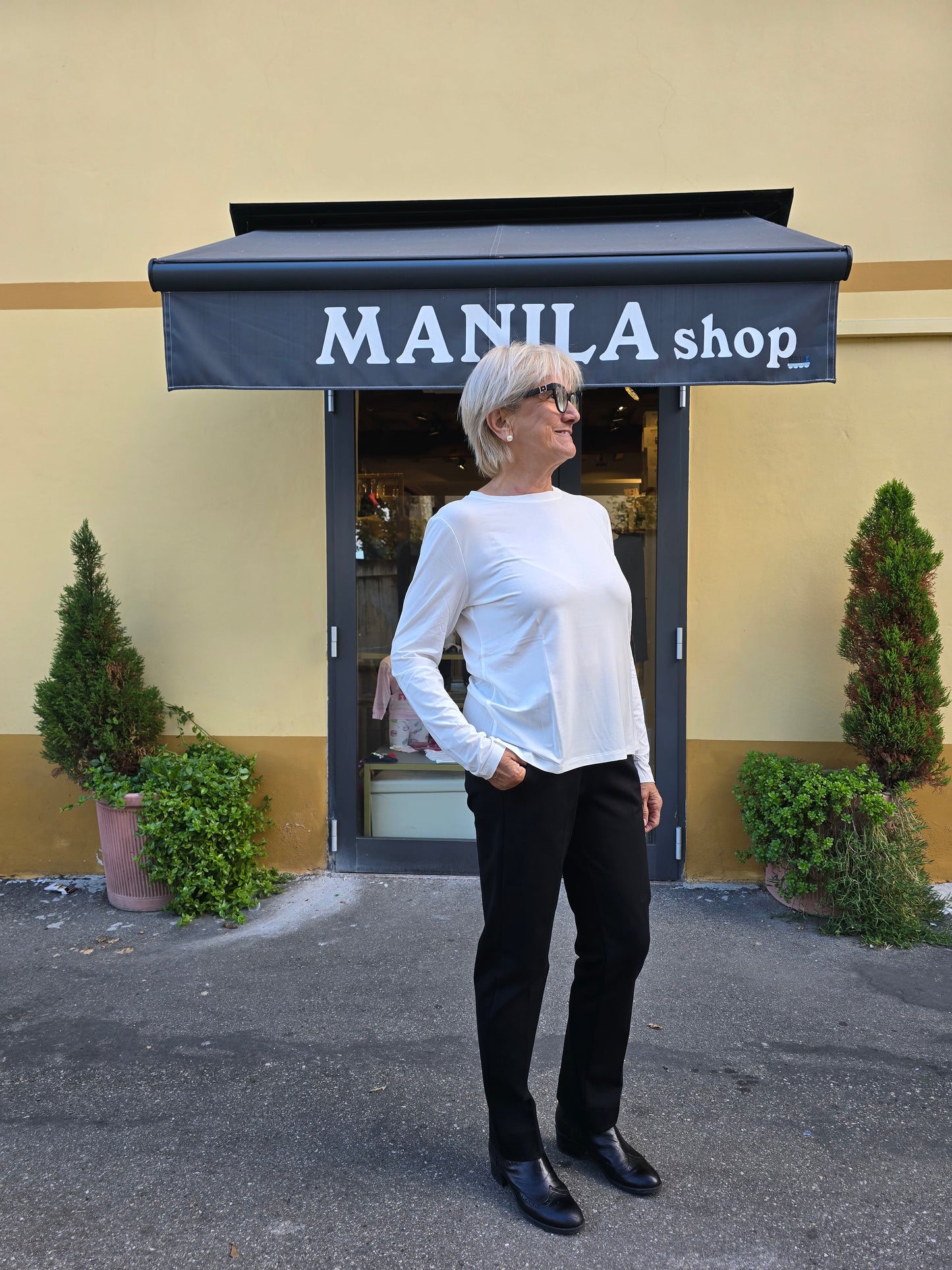 Pantalone lungo con elastico in vita
