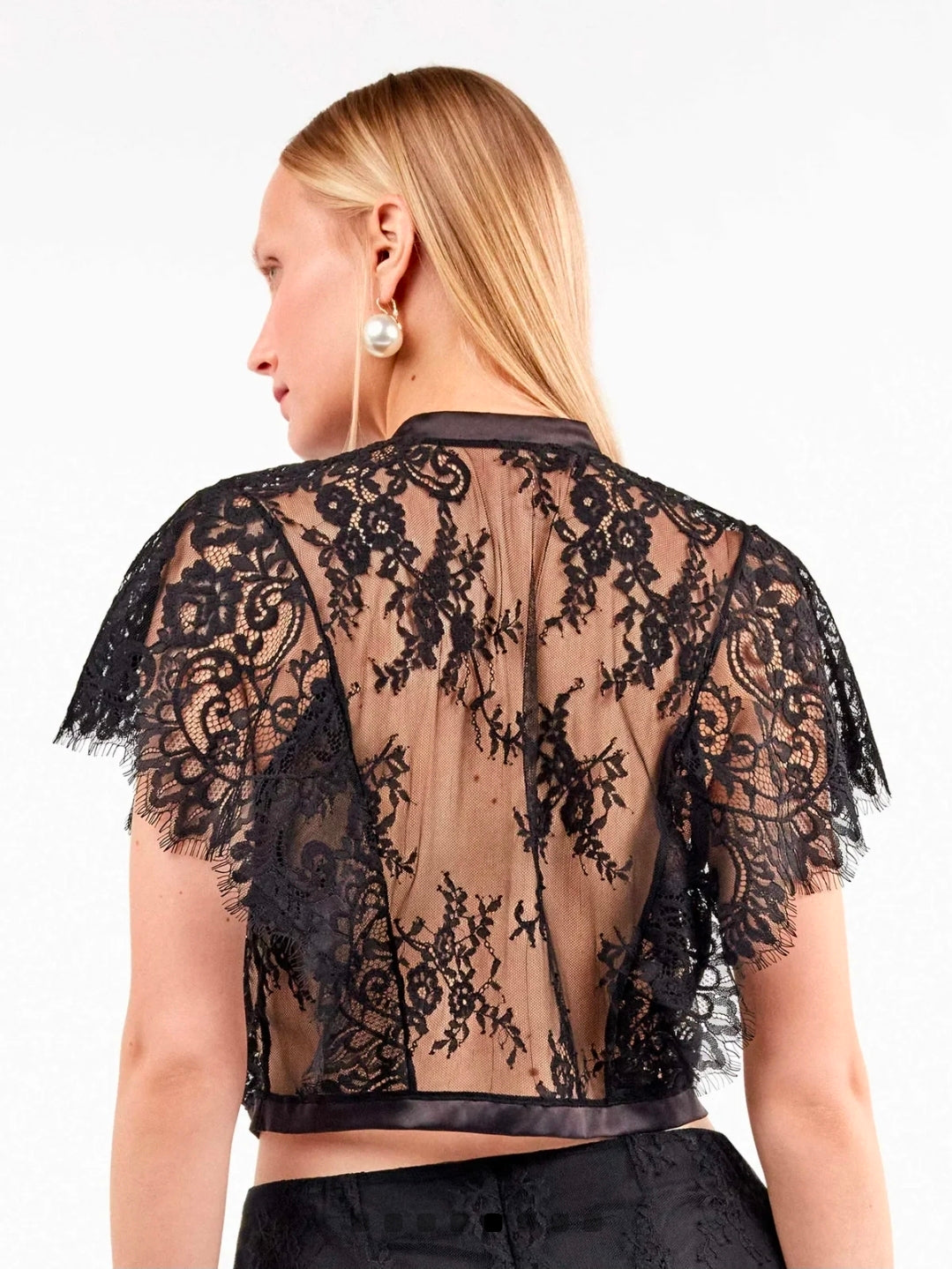 Camicetta in pizzo trasparente con dettagli eleganti