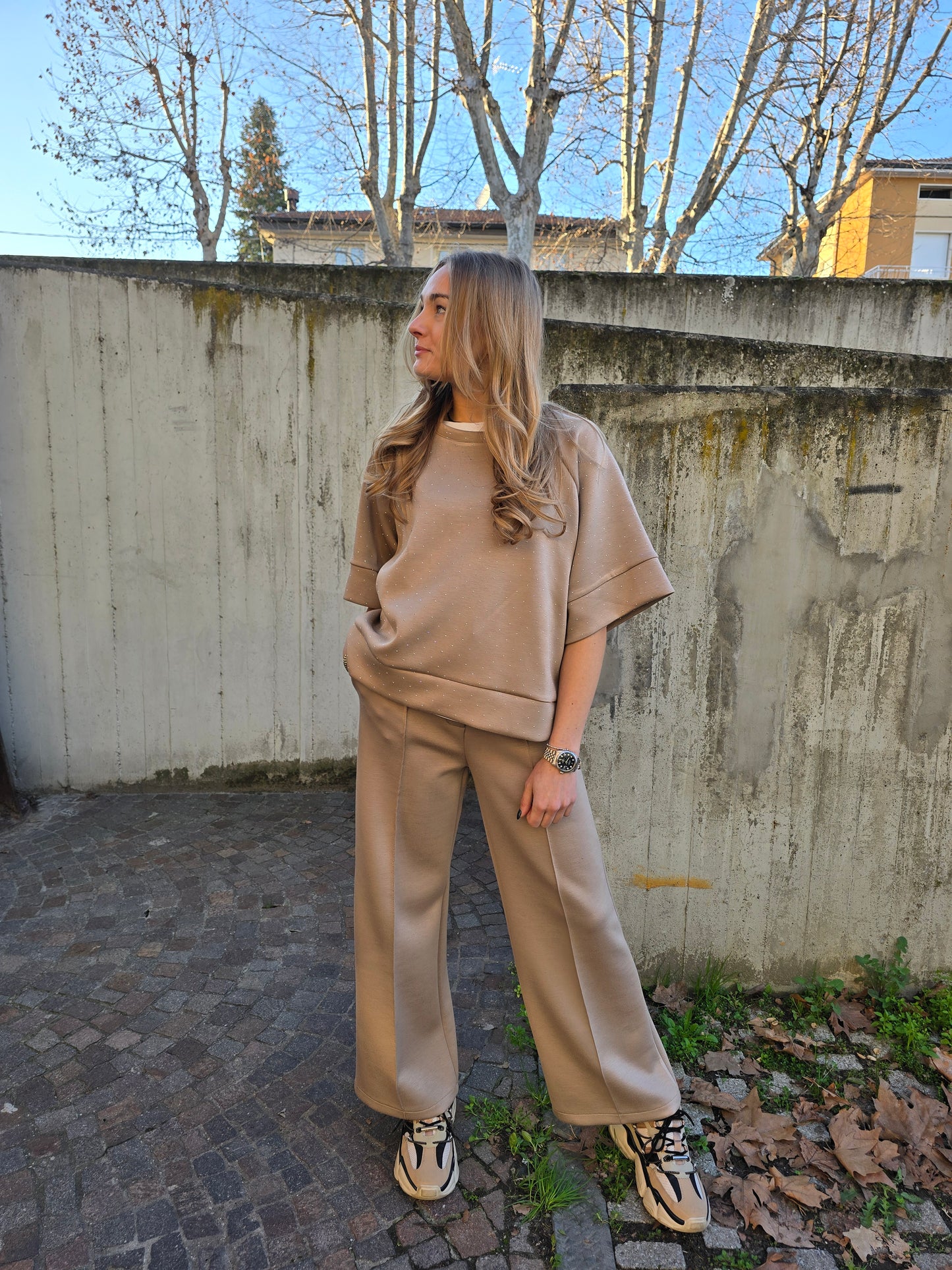 Pantalone a palazzo in viscosa con bottone estivo