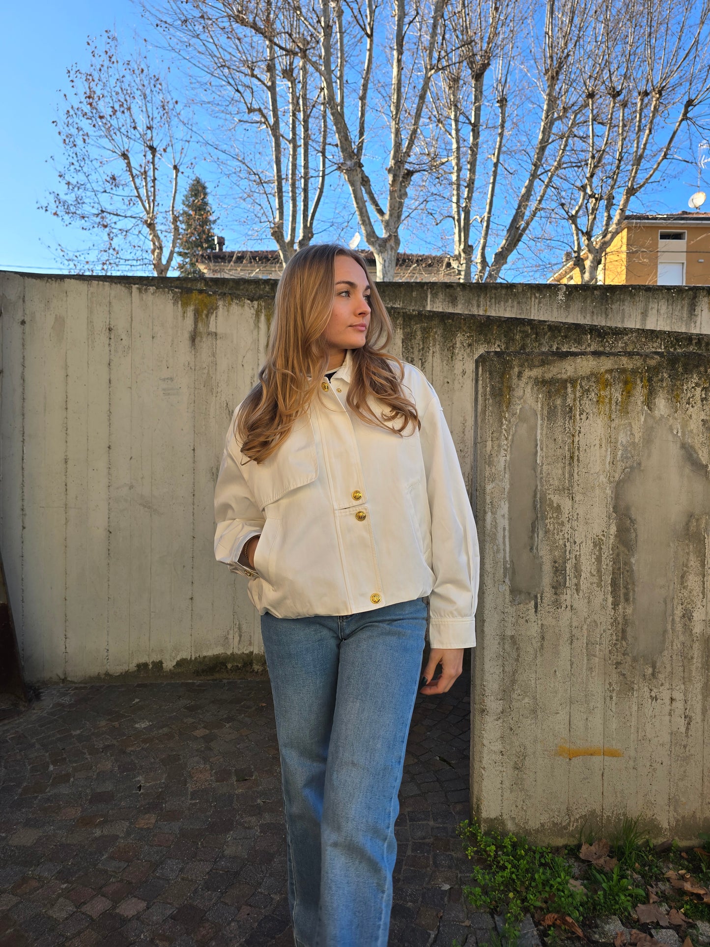 Giacca Bomber bianca con bottoni d'orati