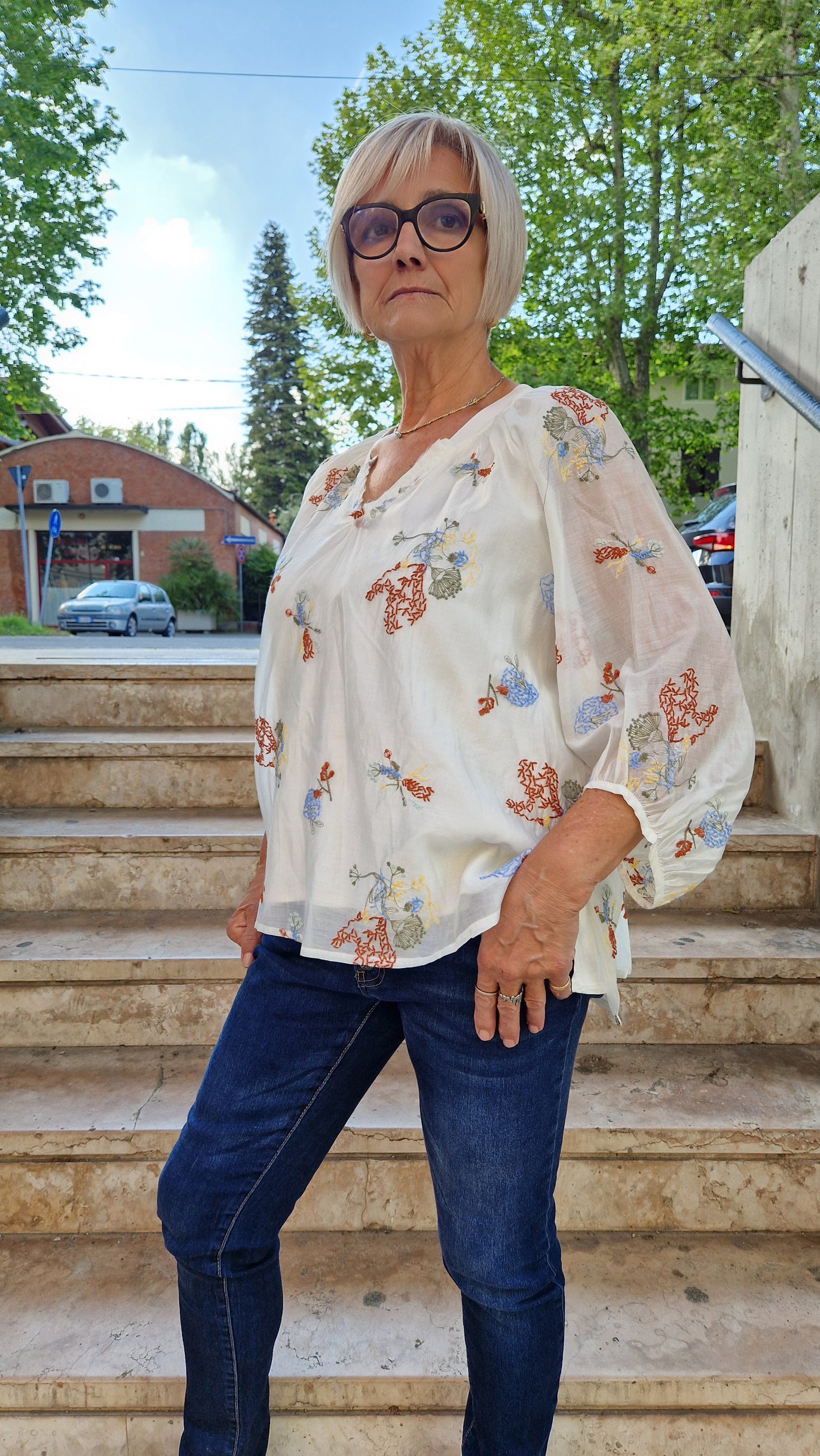 Blusa con ricami floreali