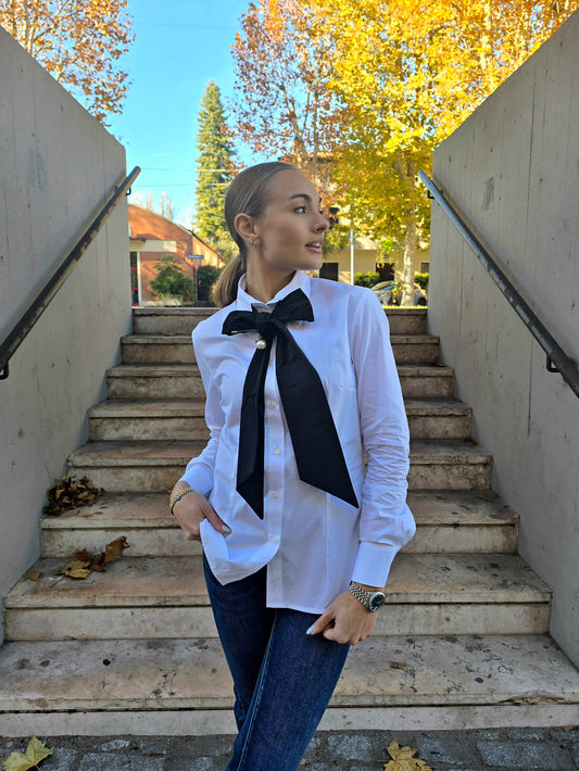 Camicia bianca con cravatta