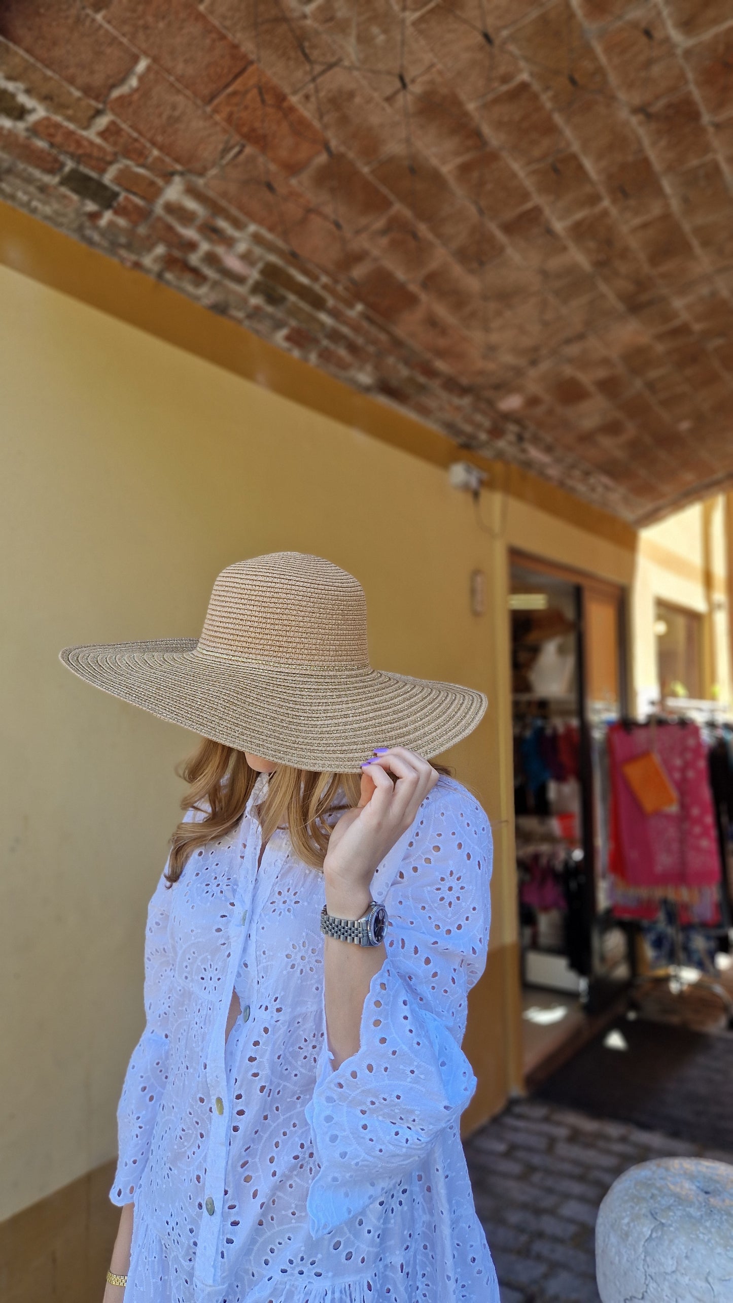 Cappello in paglia a falda larga
