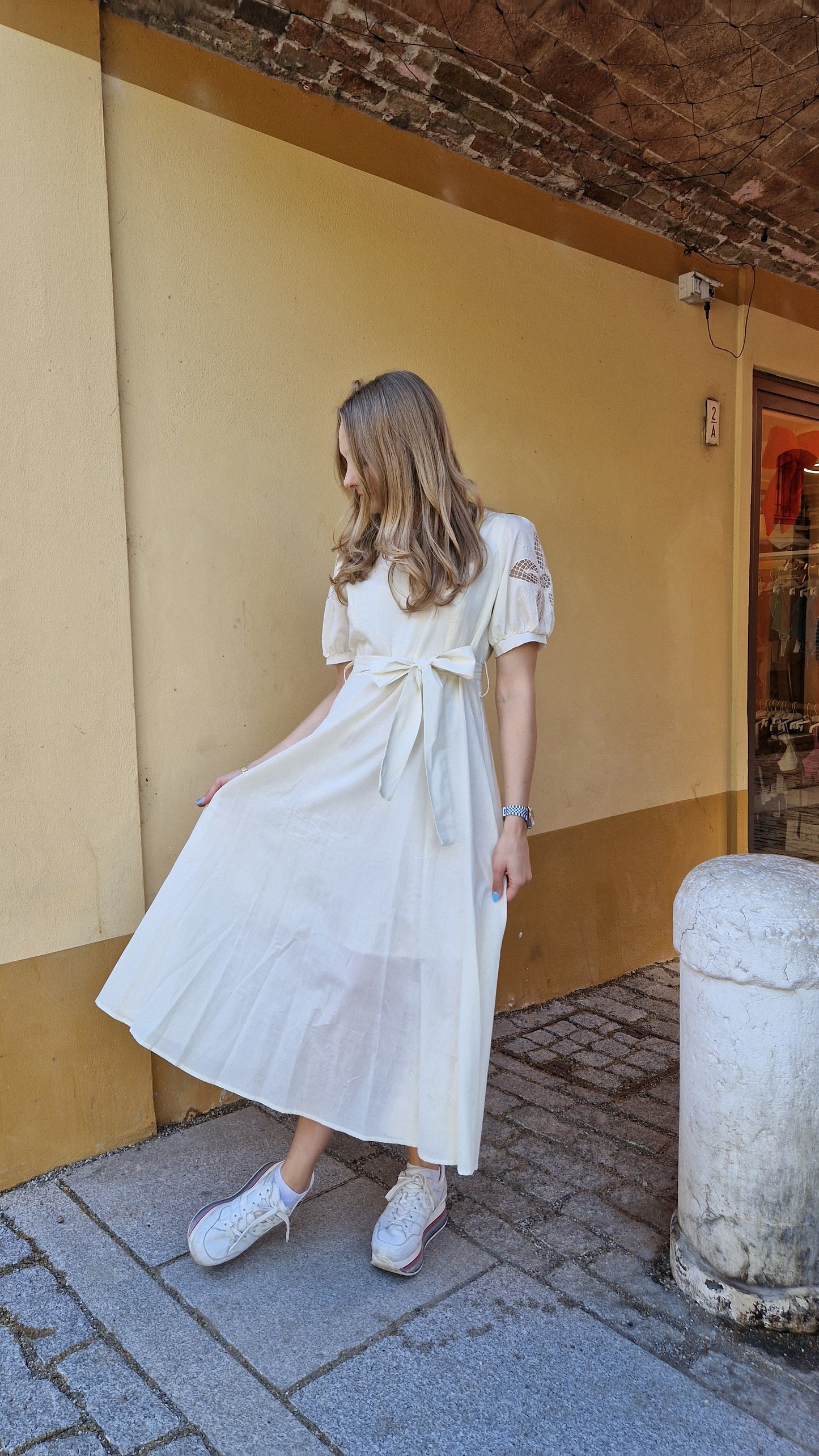 Abito midi in cotone con gonna a ruota