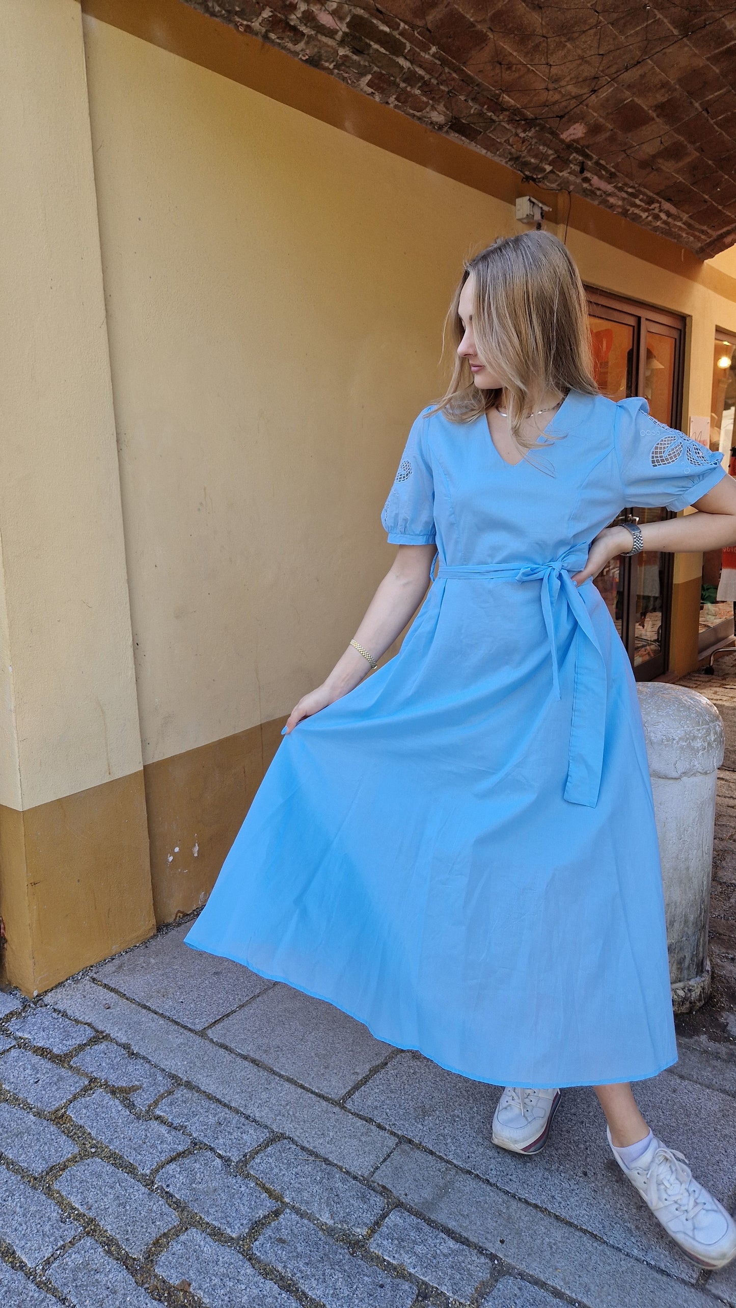Abito midi in cotone con gonna a ruota