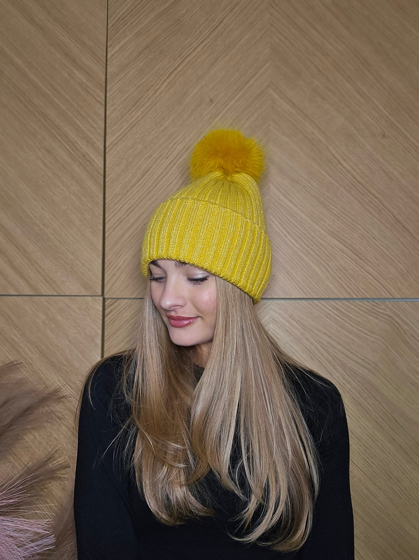 Cappello a costina con pon pon e lurex