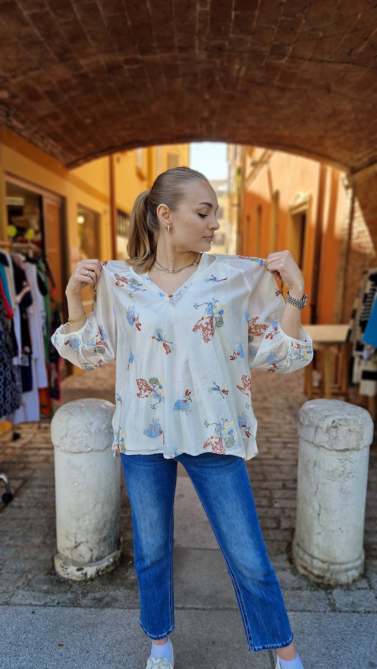 Blusa con ricami floreali