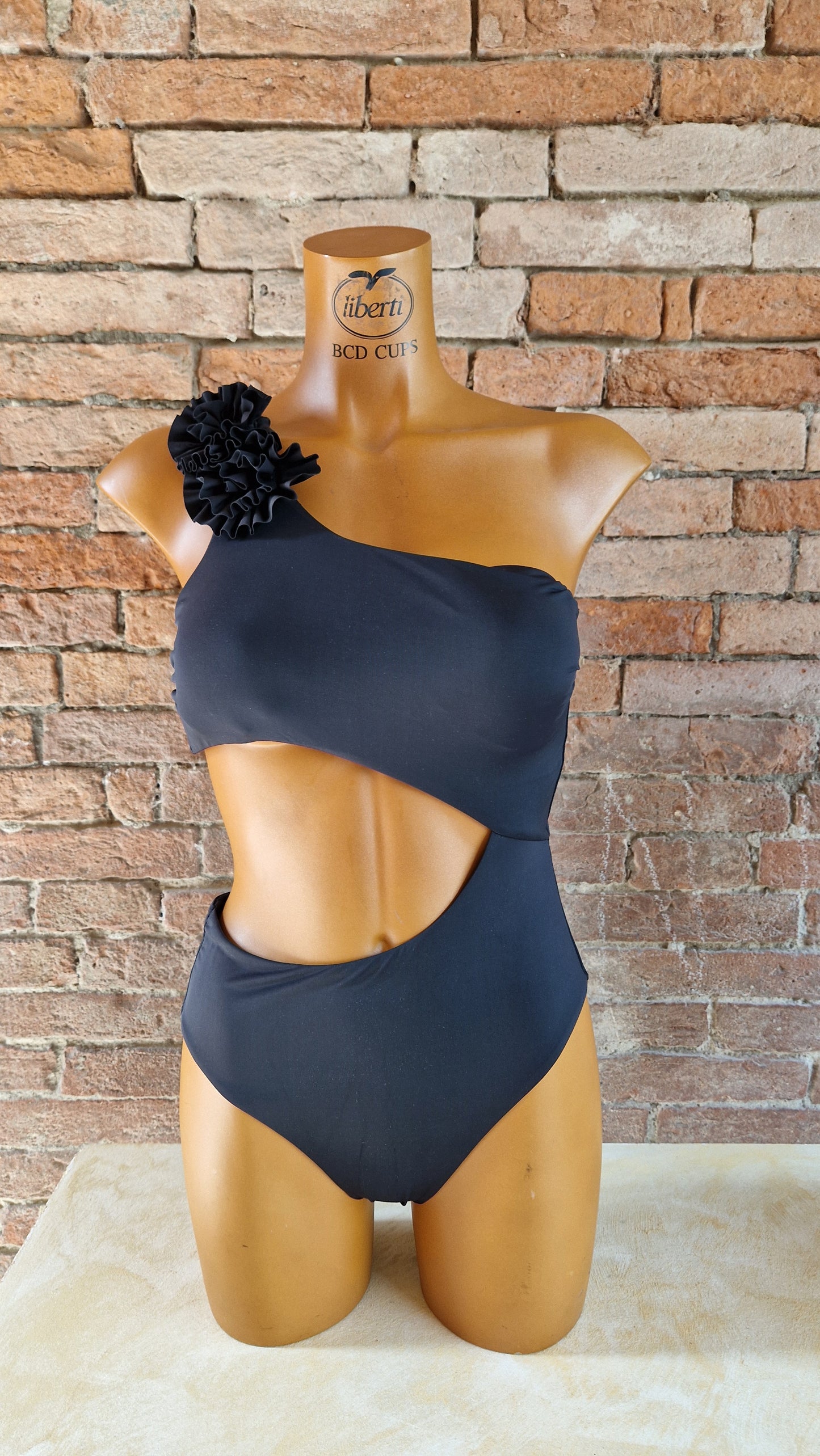 Costume intero nero cut out con spille removibili
