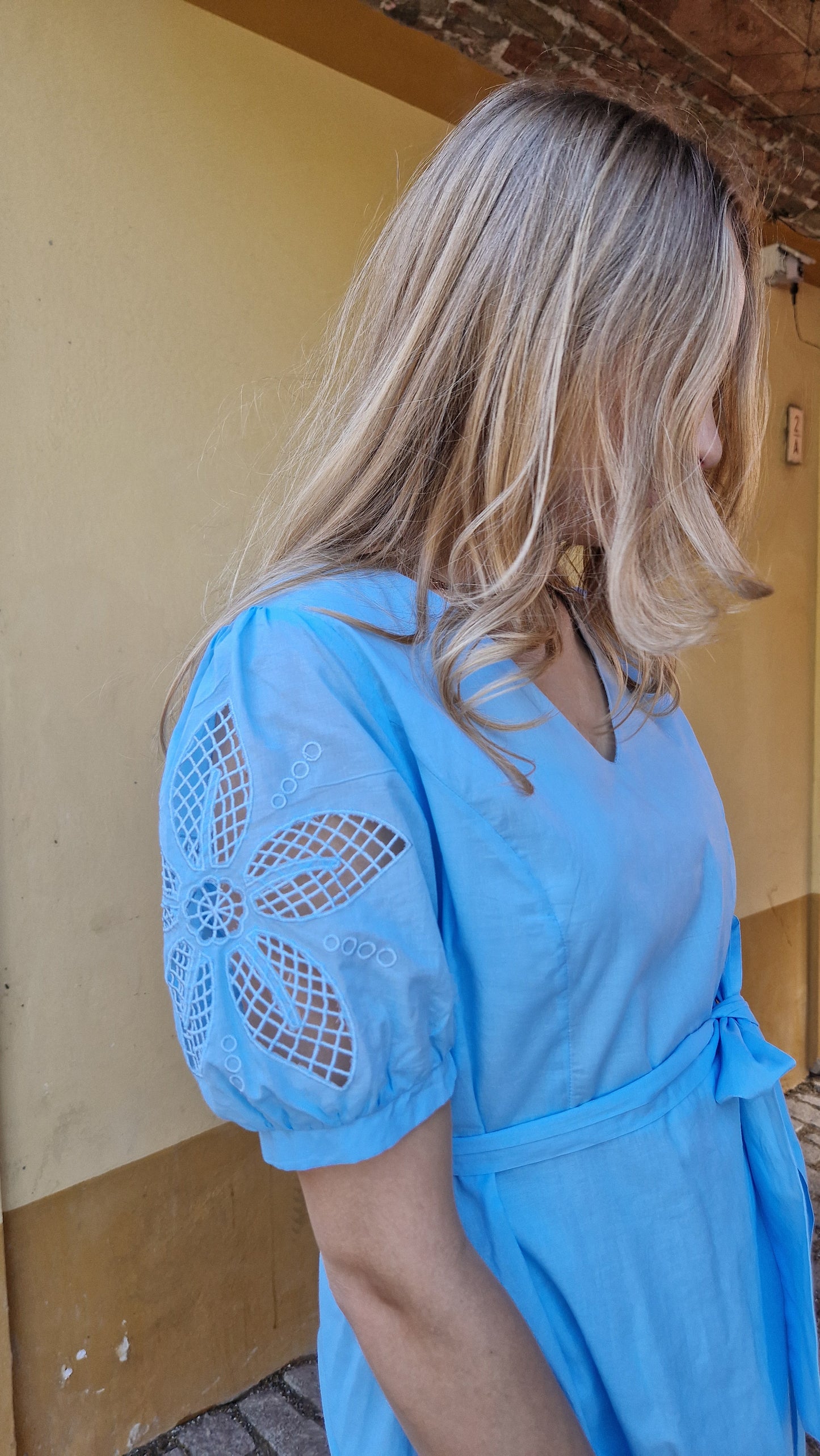 Abito midi in cotone con gonna a ruota