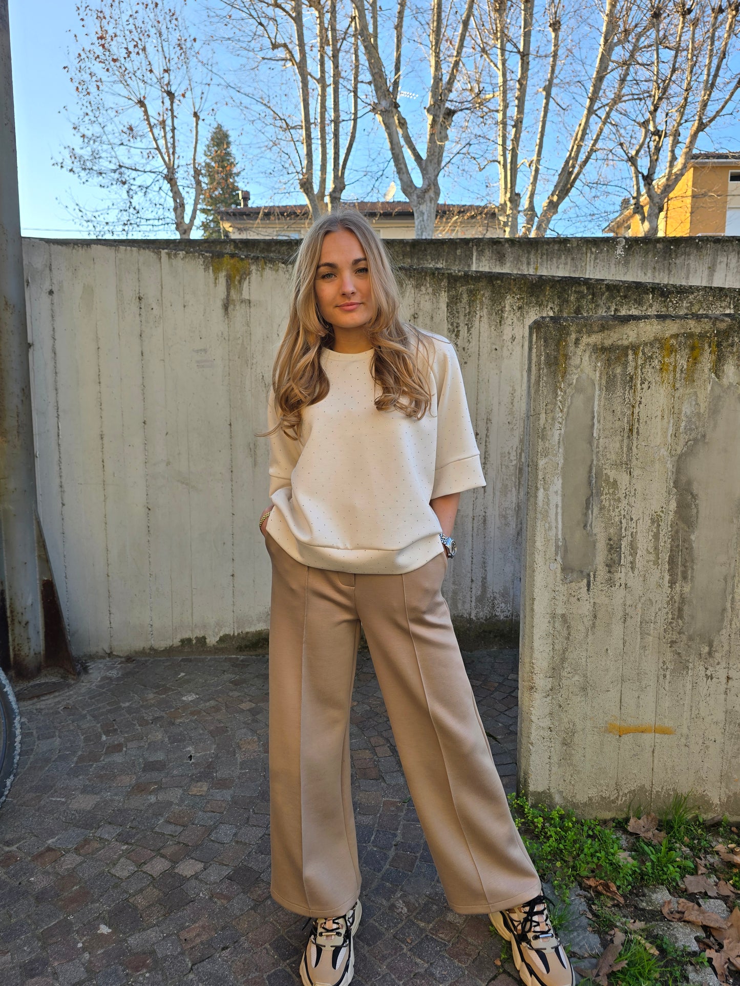 Pantalone a palazzo in viscosa con bottone estivo