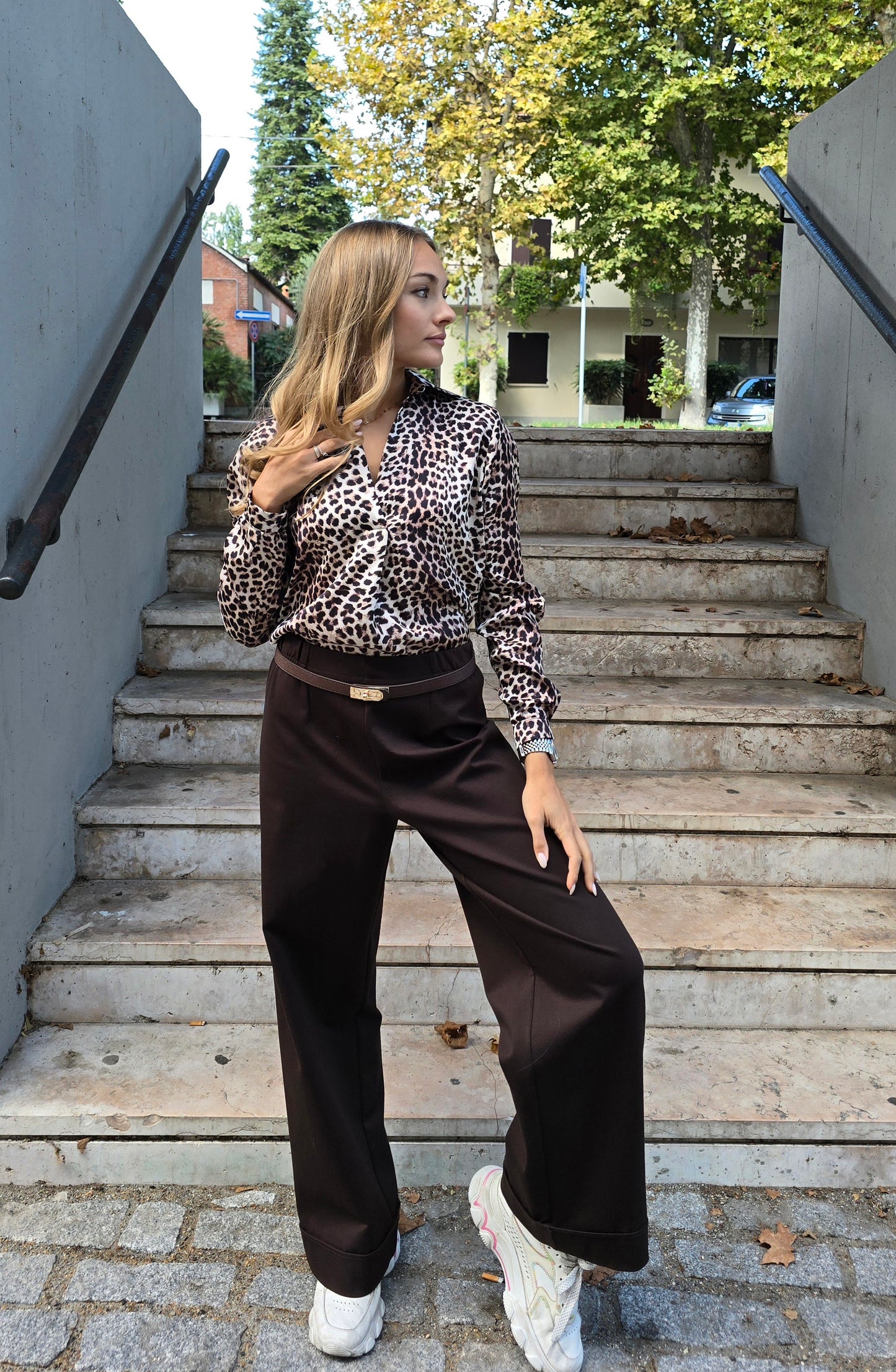 Pantalone in viscosa con elastico in vita a palazzo con risvolto