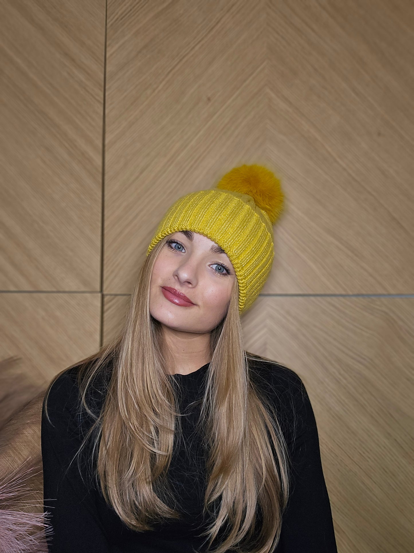 Cappello a costina con pon pon e lurex