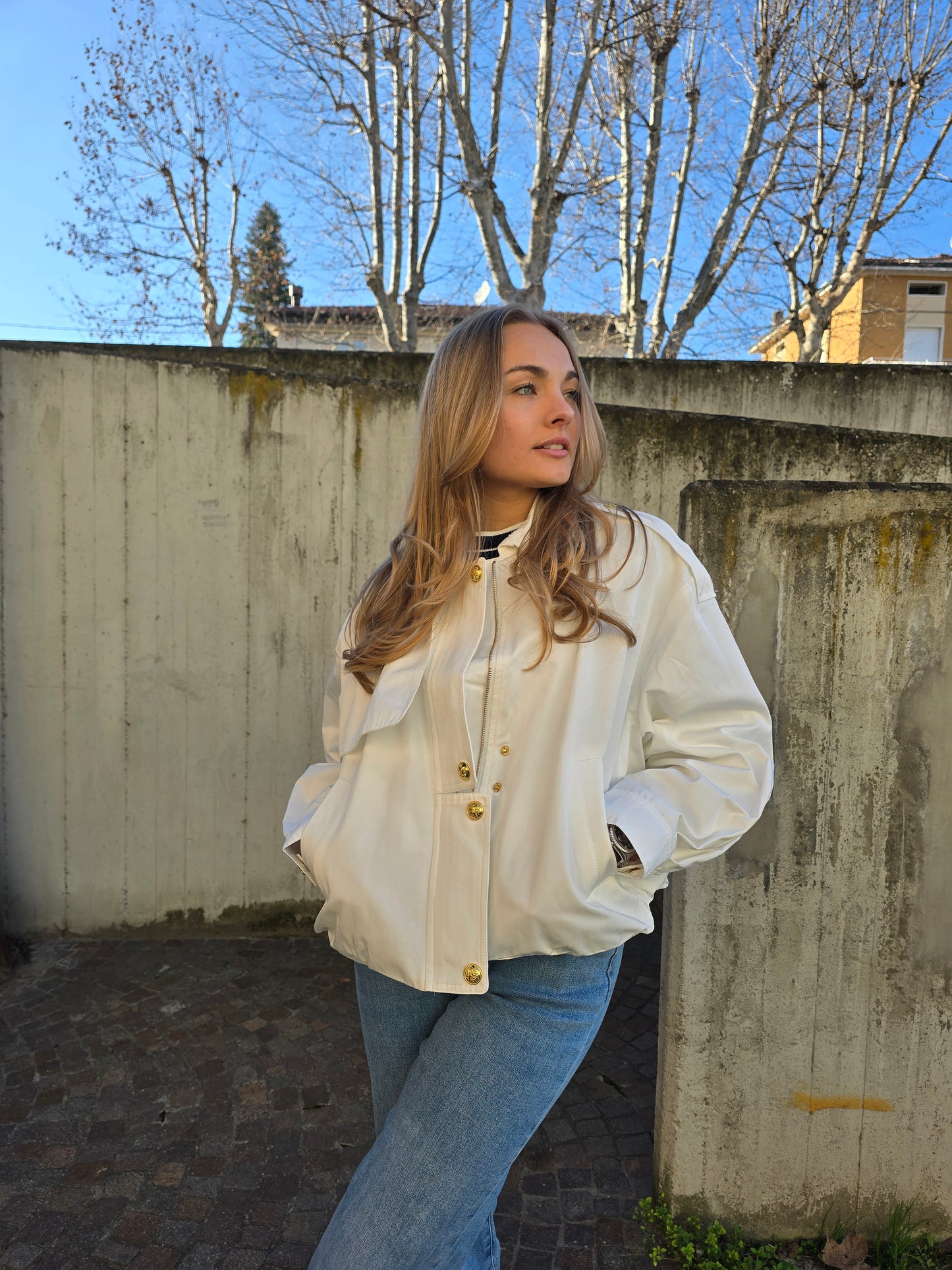Giacca Bomber bianca con bottoni d'orati