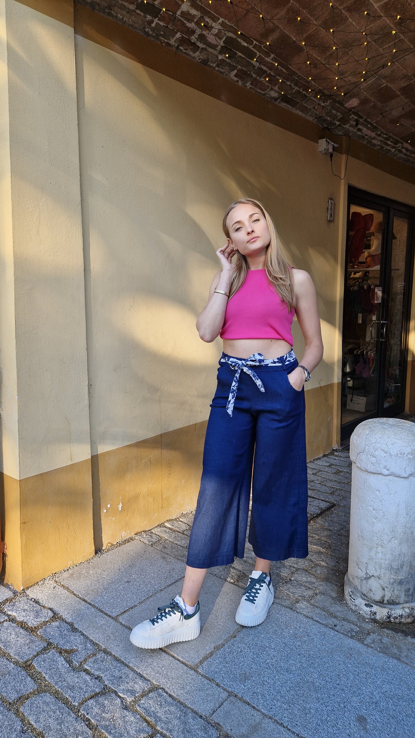 Pantalone in viscosa colr jeans con elastico in vita