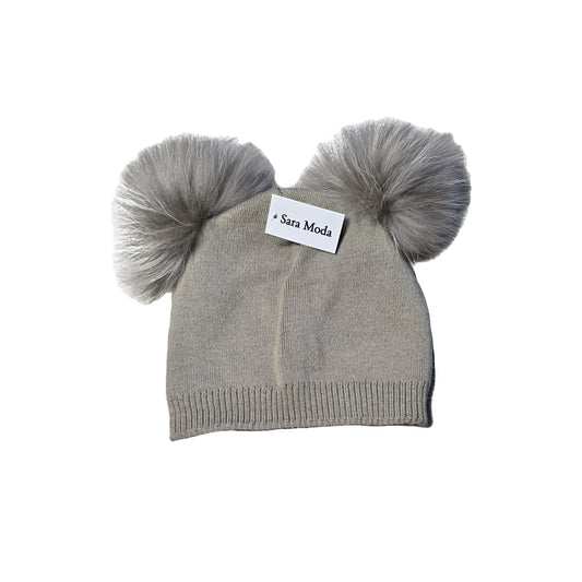 Cappello con doppio pon pon removibili