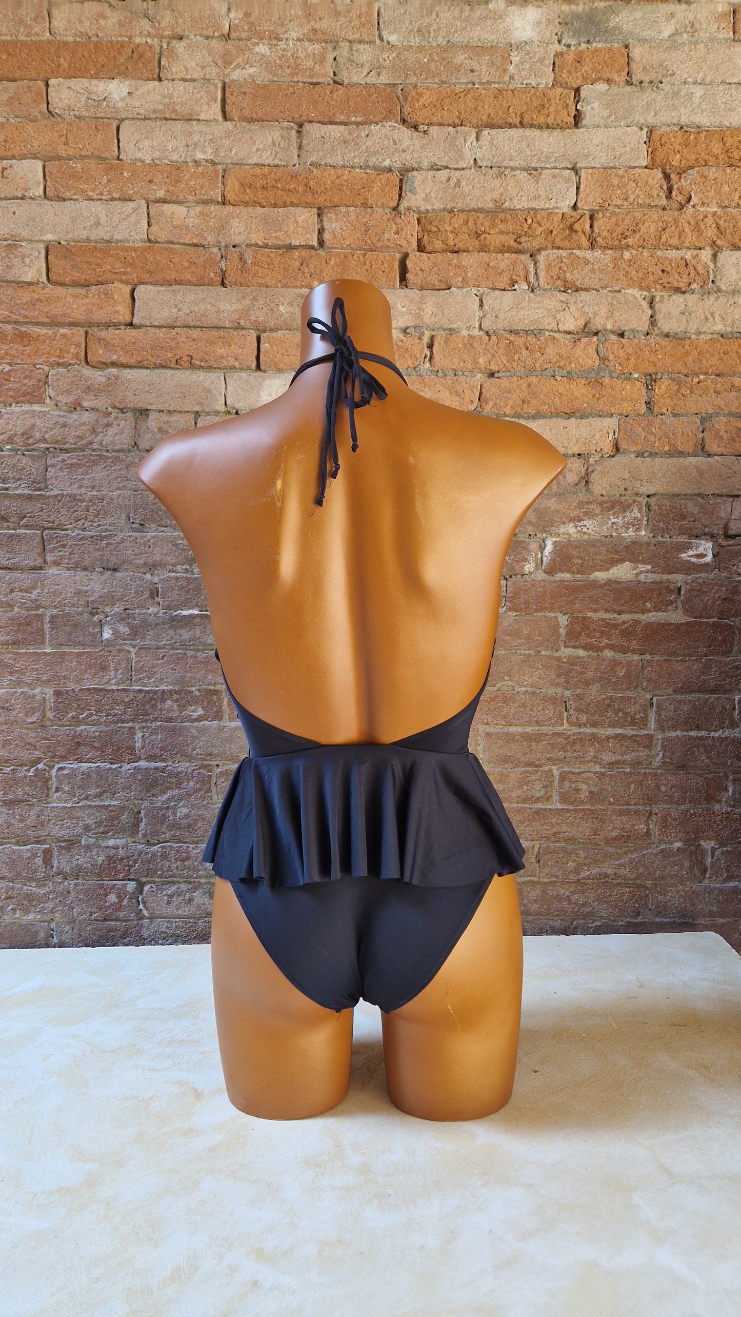 Costume intero nero con frappa