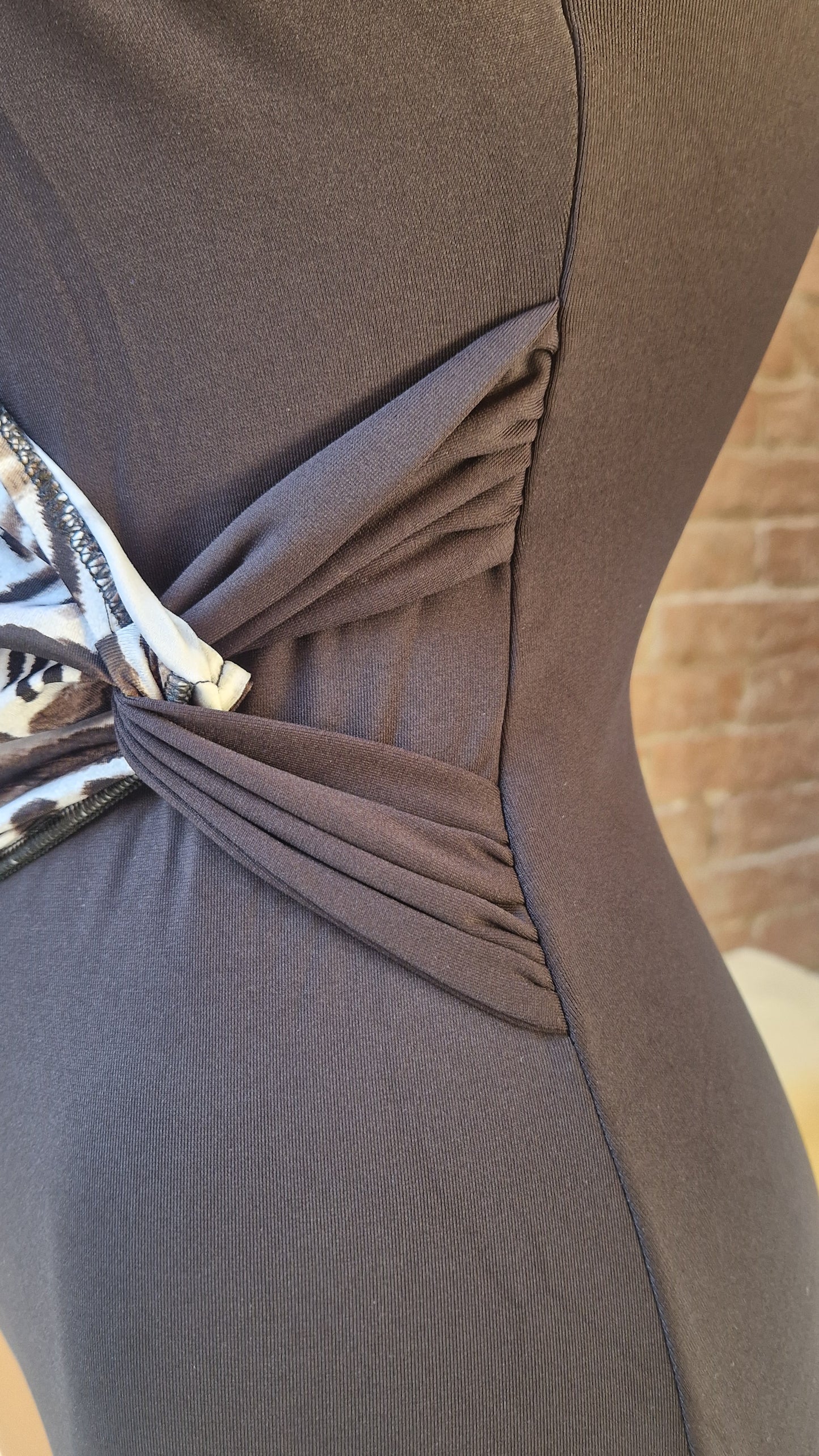 Costume intero con coppe Made in Italy nero con incrocio sulla vita