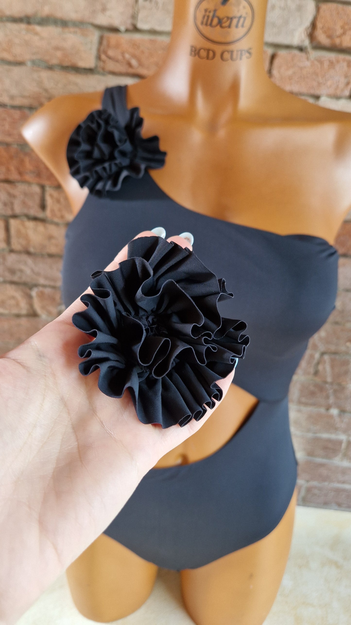 Costume intero nero cut out con spille removibili