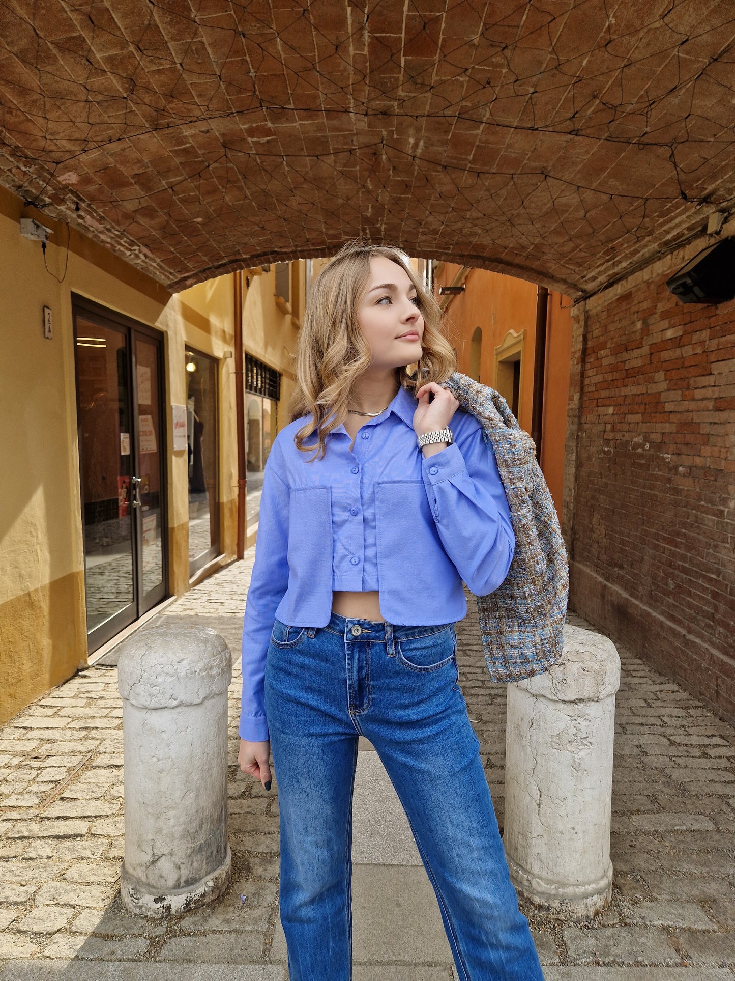 Camicia corta con tasche assimetriche