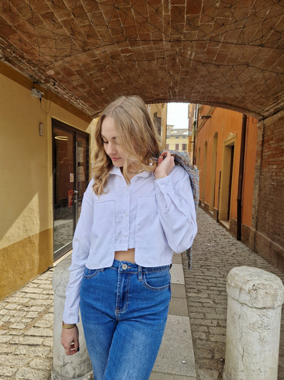 Camicia corta con tasche assimetriche