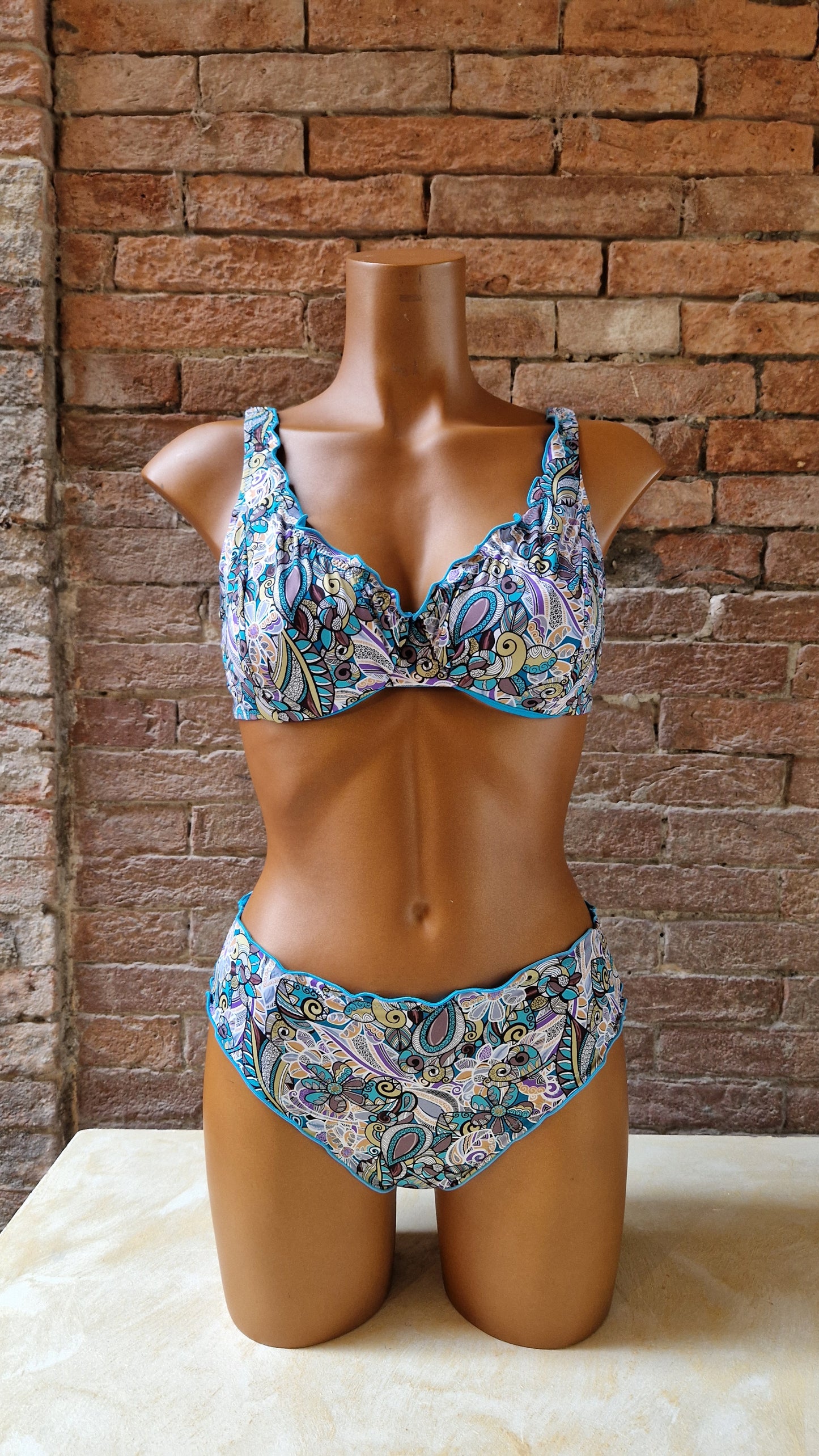 Bikini Emma con ferretto senza imbottitura con arricci Made in Italy