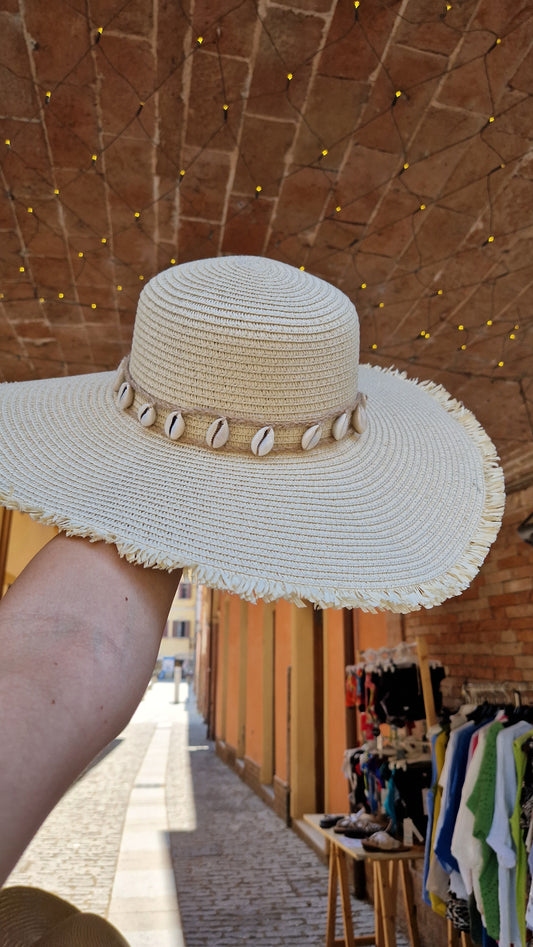 Cappello in paglia a falda larga