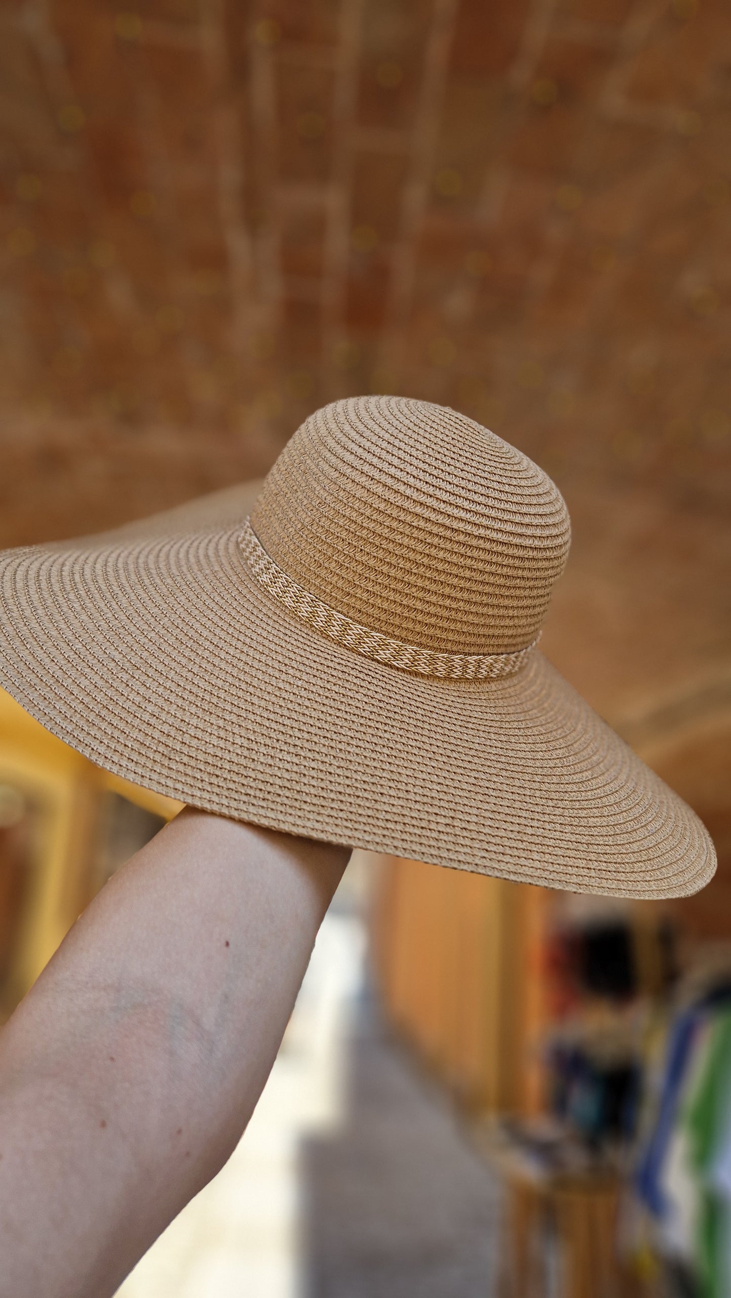Cappello in paglia a falda larga