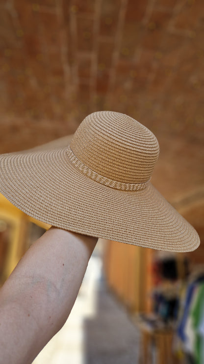 Cappello in paglia a falda larga