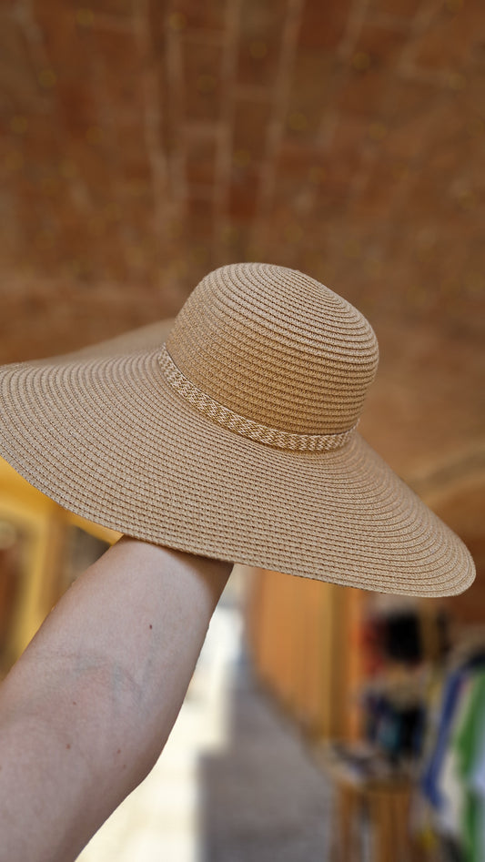Cappello in paglia a falda larga