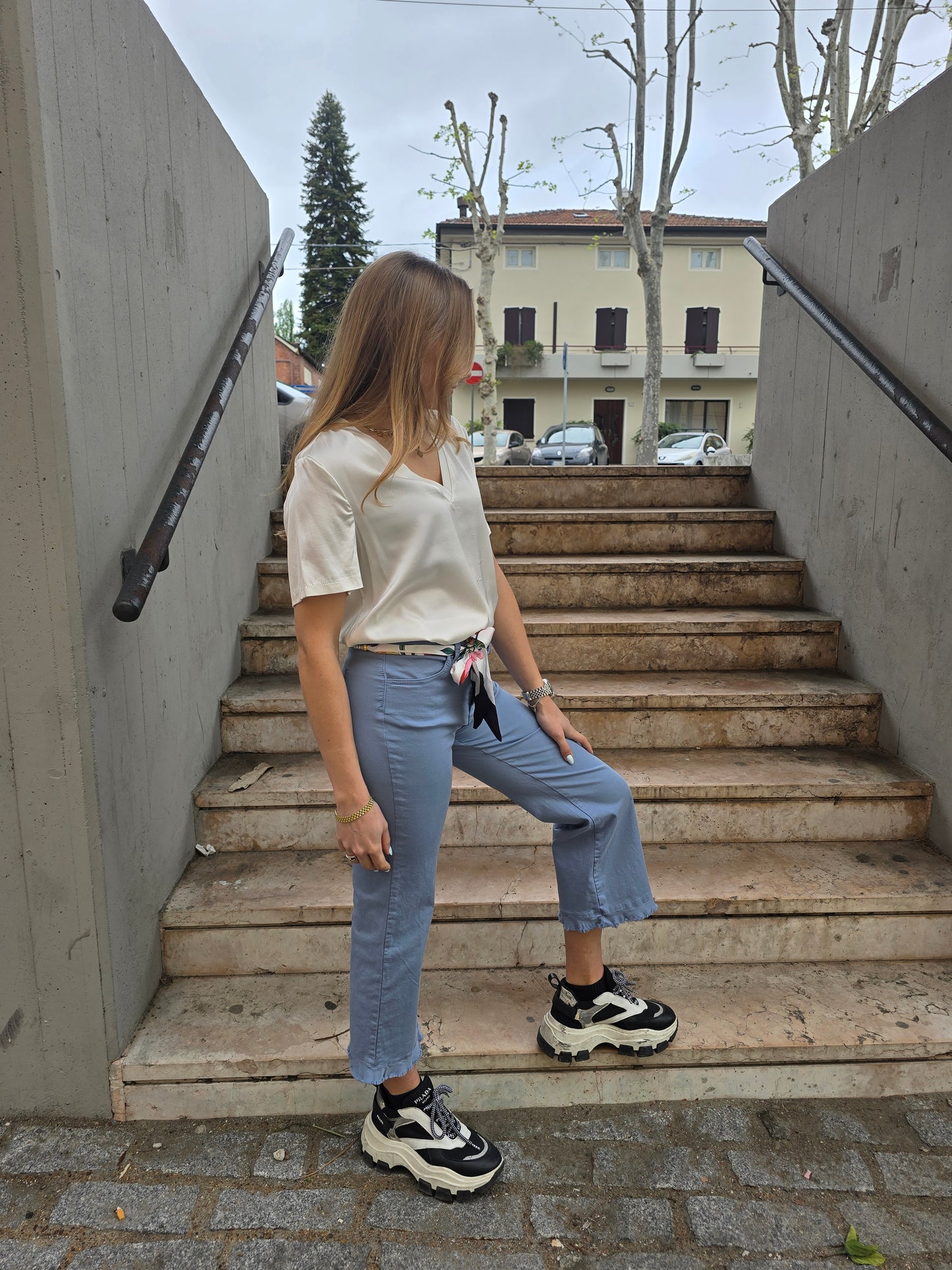 Pantalone in cotone elasticizzato azzurro a trombetta