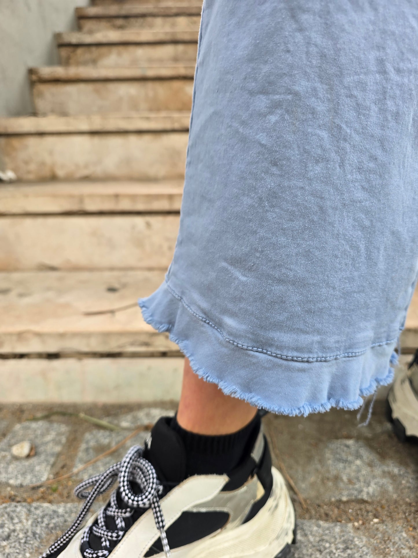 Pantalone in cotone elasticizzato azzurro a trombetta