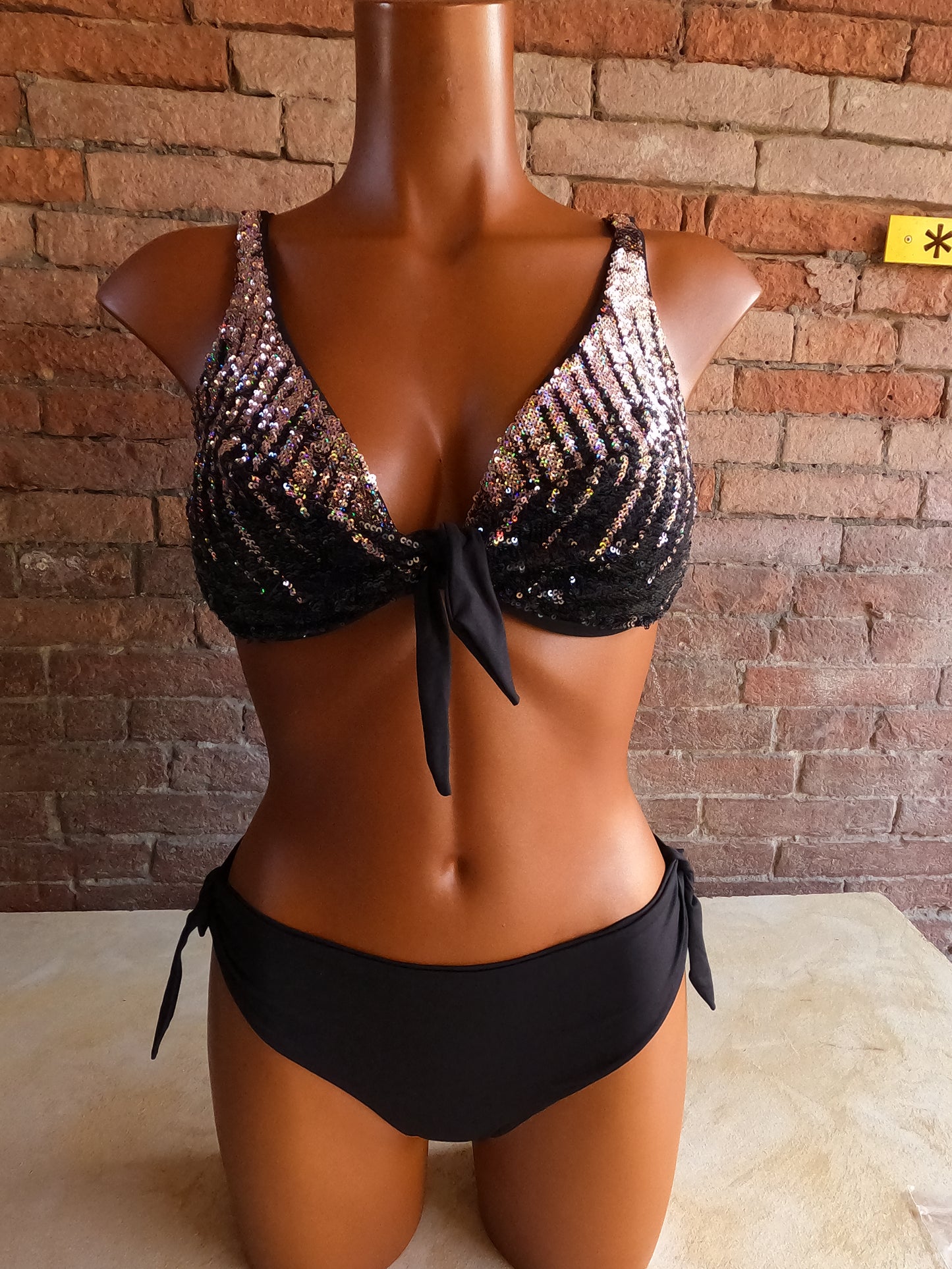 Bikini con ferretto senza imbottitura con paillettes coppa D AquaClub