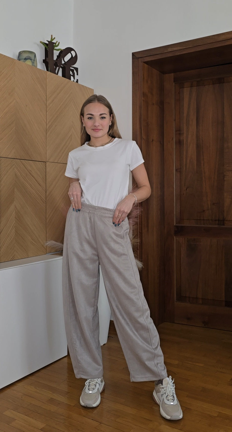 Pantalone scamosciato con elastico in vita
