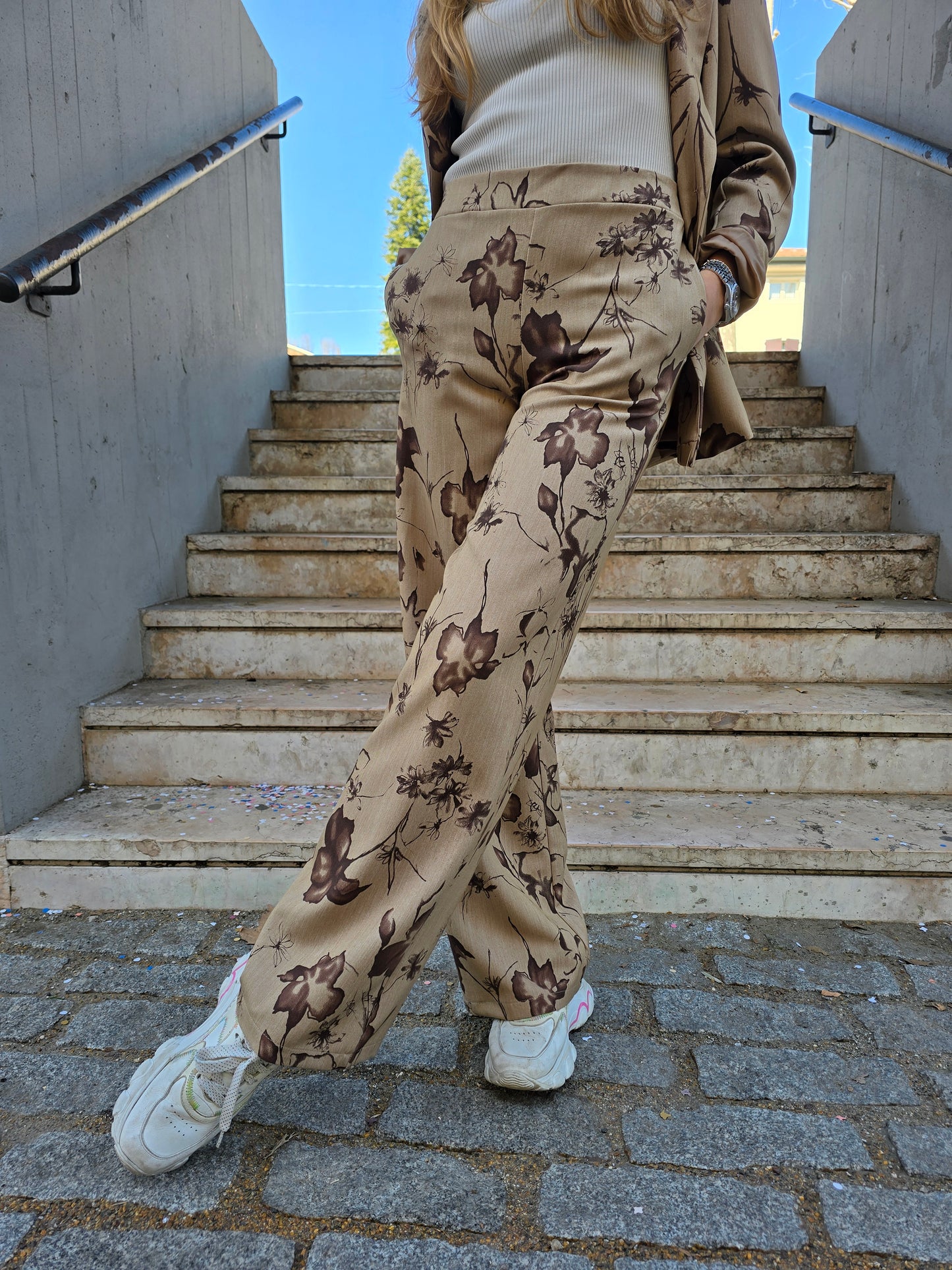 Pantalone a palazzo con elastico in vita a fantasia elegante