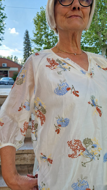 Blusa con ricami floreali