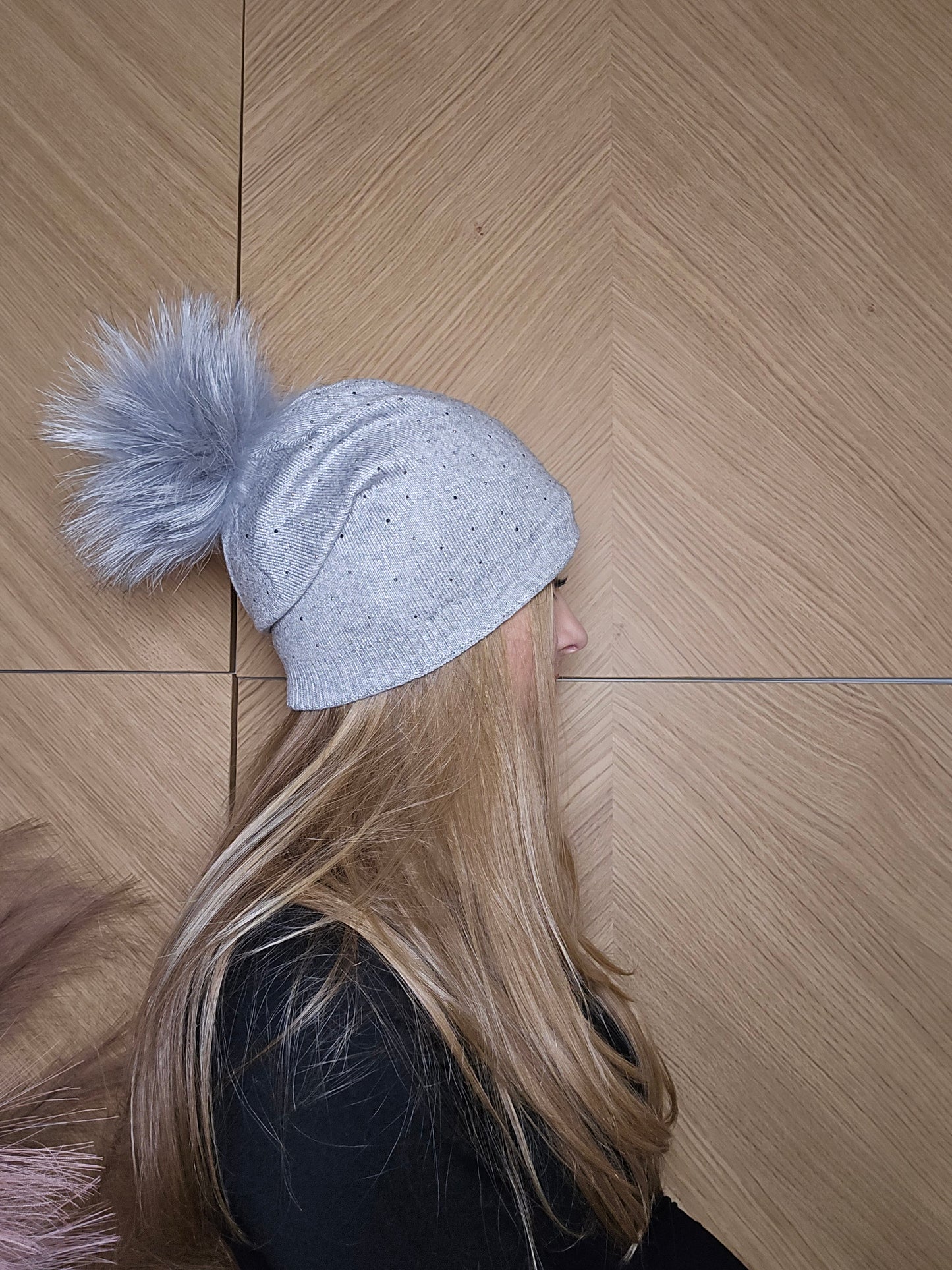 Cappellon con brillantini applicati e pon pon