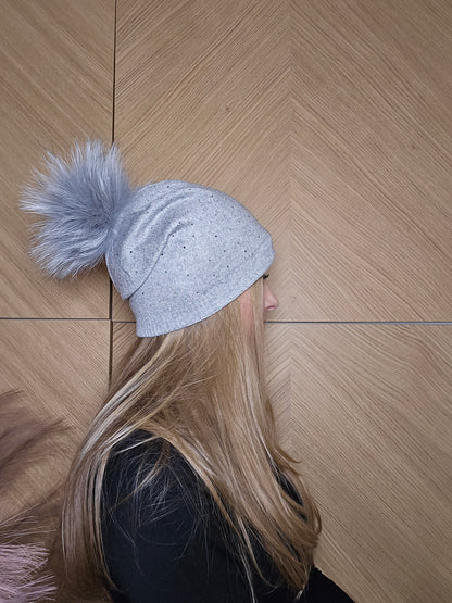 Cappellon con brillantini applicati e pon pon
