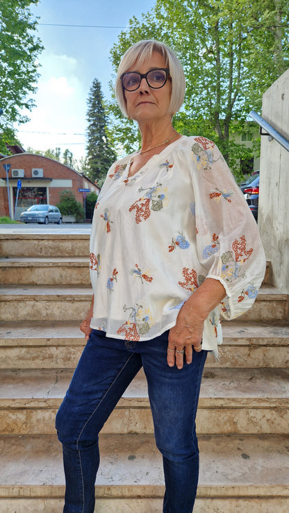 Blusa con ricami floreali