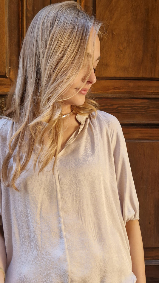 Blusa in viscosa animalier tono si tono beige