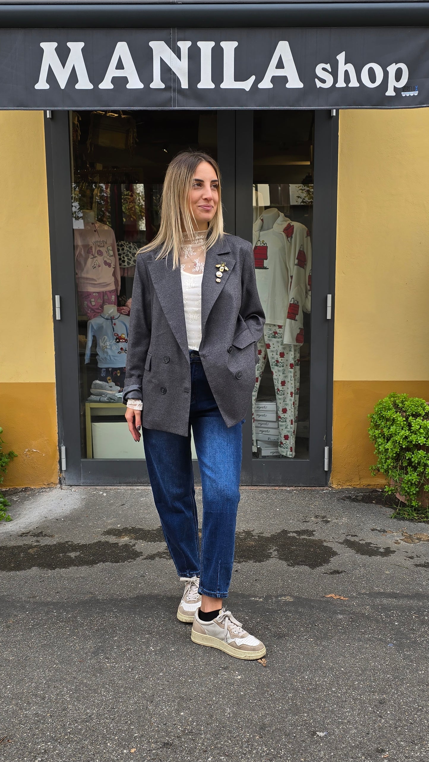 Blazer grigio con spilla