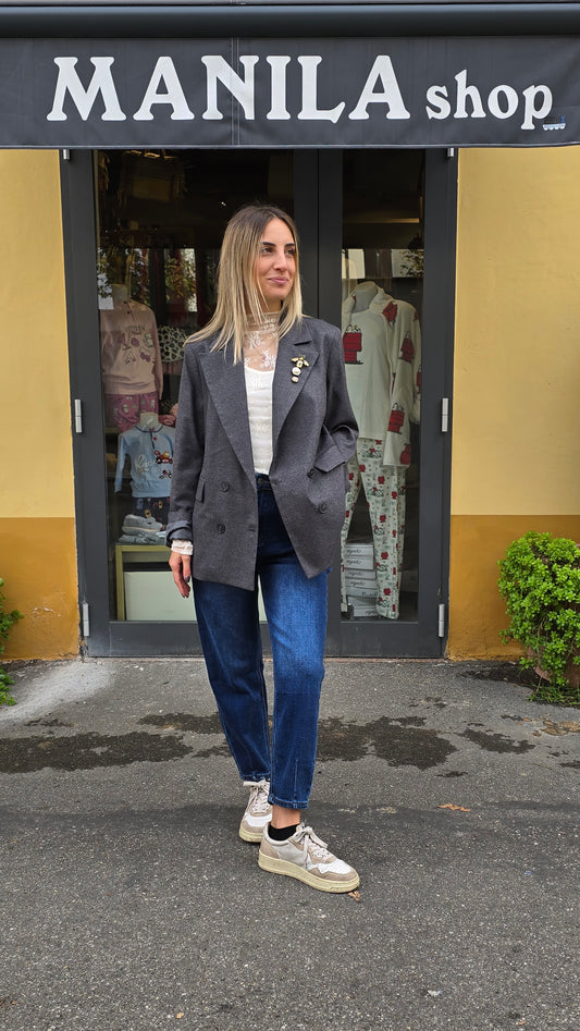 Blazer grigio con spilla