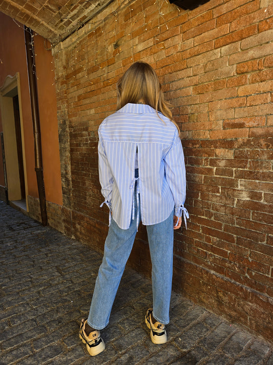 Camicia aperta sul retro azzurra a righe bianche