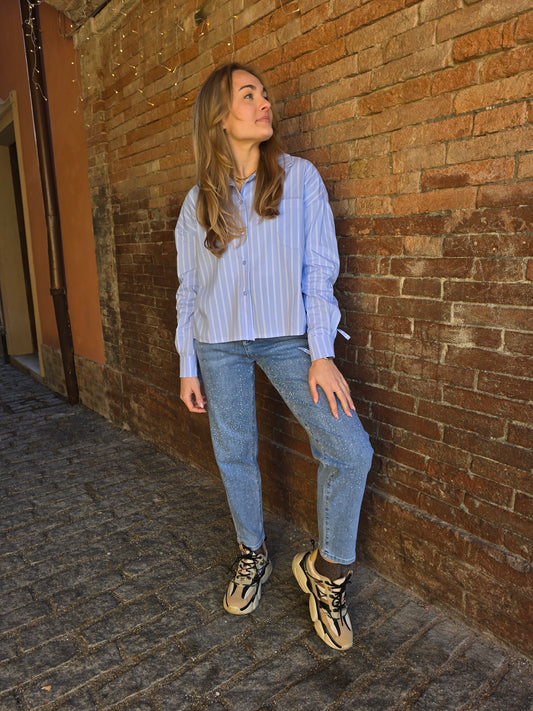 Camicia aperta sul retro azzurra a righe bianche