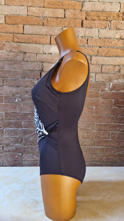 Costume intero con coppe Made in Italy nero con incrocio sulla vita
