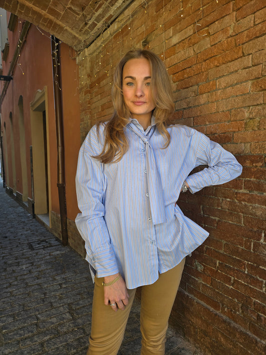 Camicia con cravattino removibile