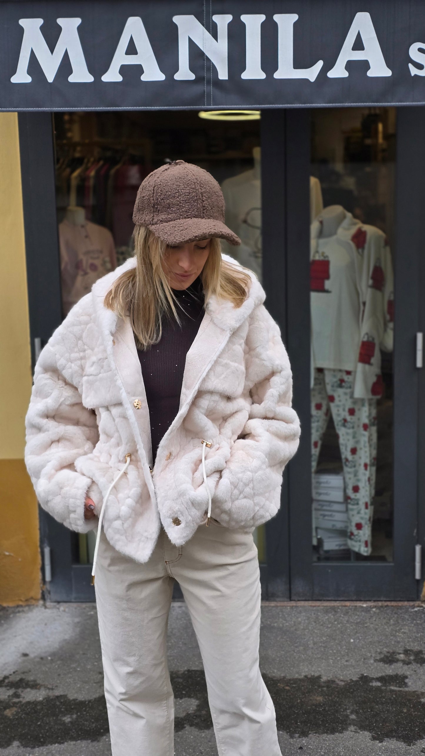 Bomber in ecopelliccia con cappuccio